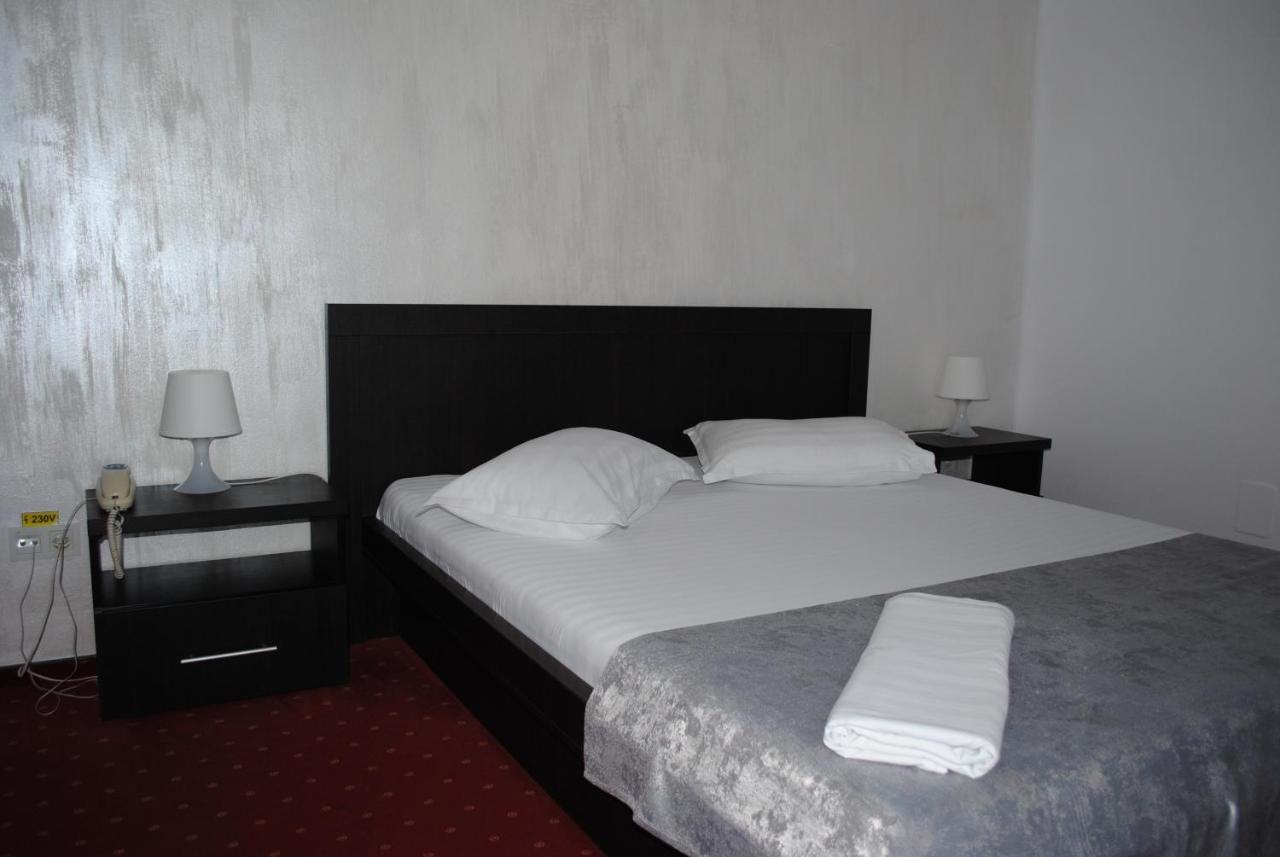 Hotel Corona Drobeta Turnu Severin Exterior photo